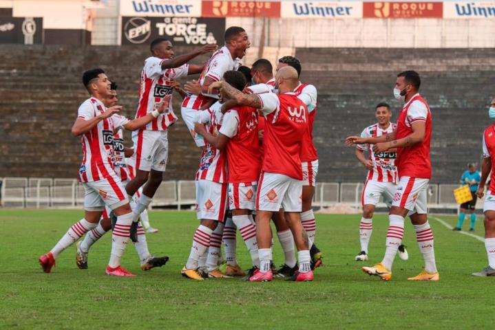 Bangu engata segunda vitória e encosta no G4