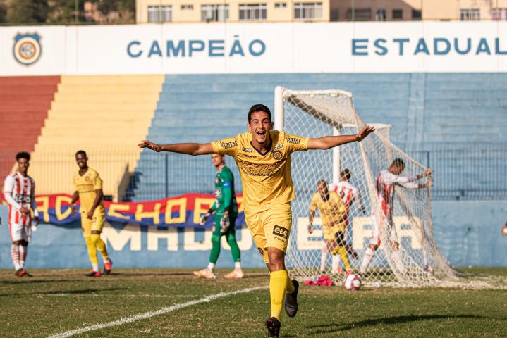 Madureira bate o Bangu e chega a liderança na Série D