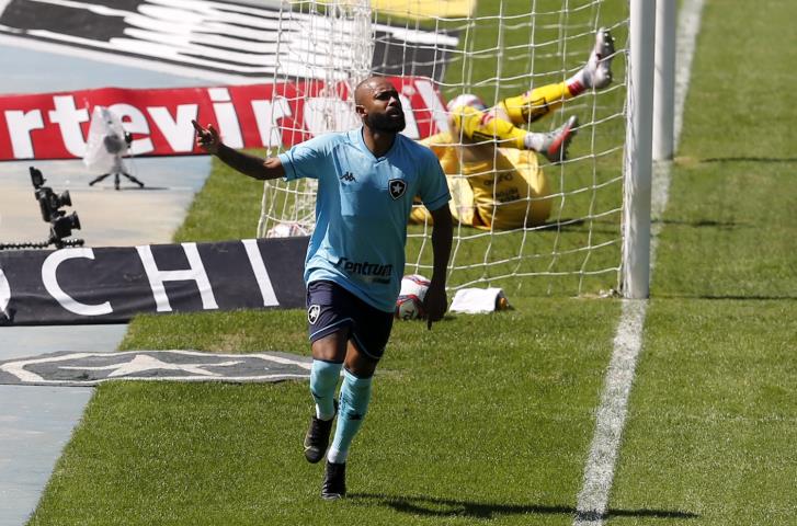 Botafogo leva susto, mas vence e cola no G4