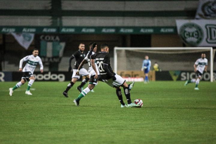 Botafogo vence o líder Coritiba e entra no G4 da Série B