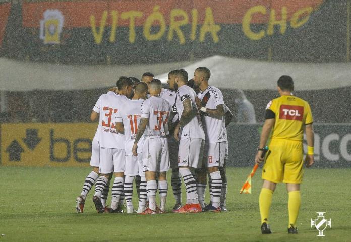 Vasco bate o Vitória e se aproxima do G4 da Série B