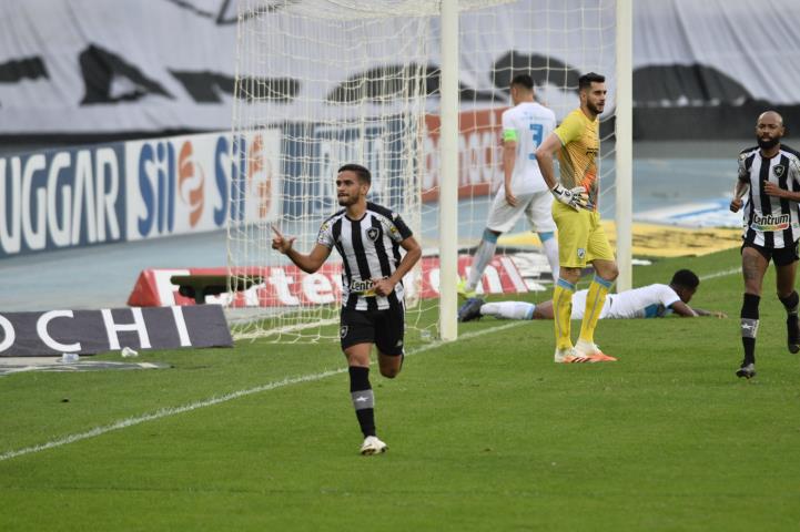 Botafogo goleia e sobe para terceiro na Série B