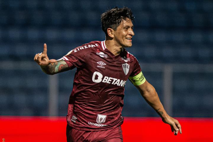 Flu goleia e volta ao G4 do Brasileirão