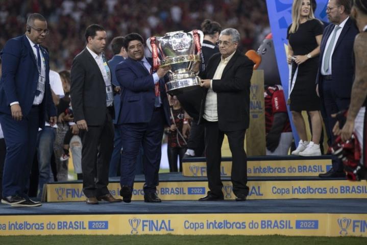 CBF apresenta novo troféu e medalhas da Copa do Brasil - Época