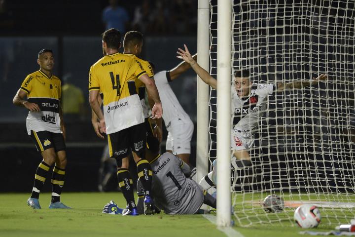 Vasco vira e fica a um passo do acesso