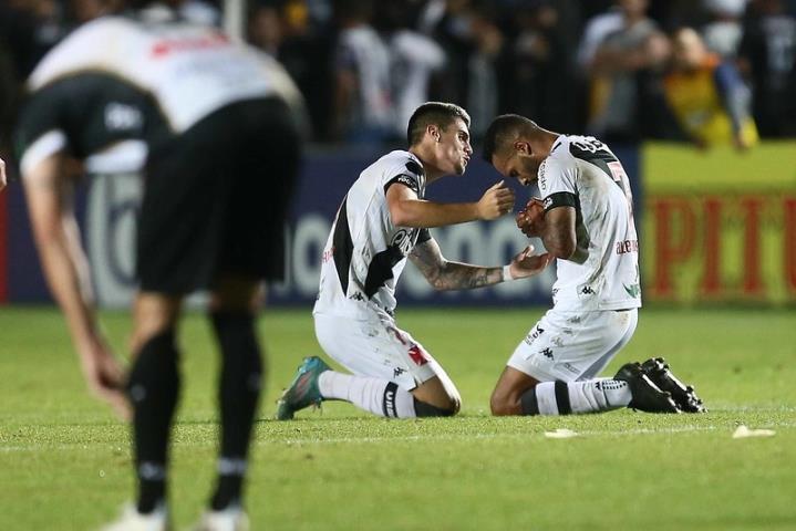 Alex Teixeira comanda virada épica do Vasco