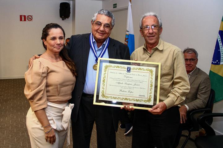 Presidente da FERJ recebe a medalha Mário Jorge Lobo Zagallo