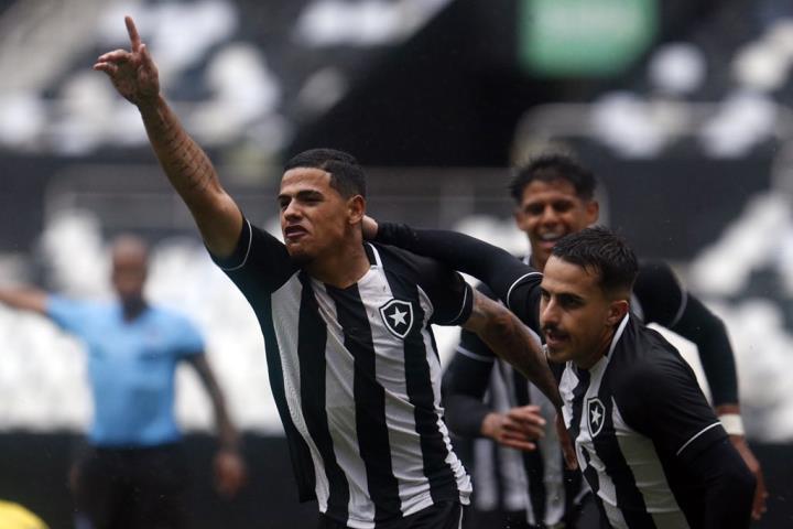 Botafogo vira e fica na frente na decisão do OPG