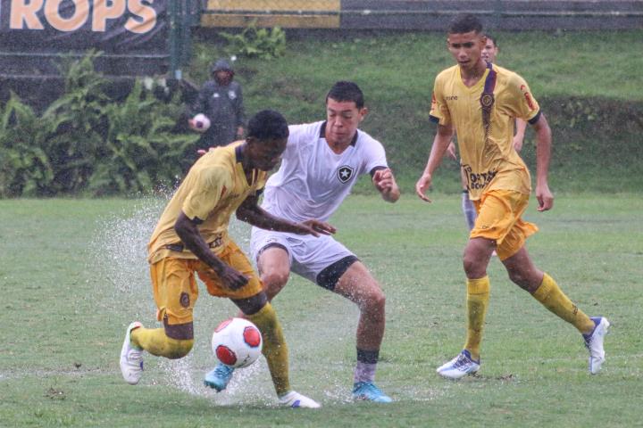 Sub-17: Madureira é o primeiro finalista da Taça Rio