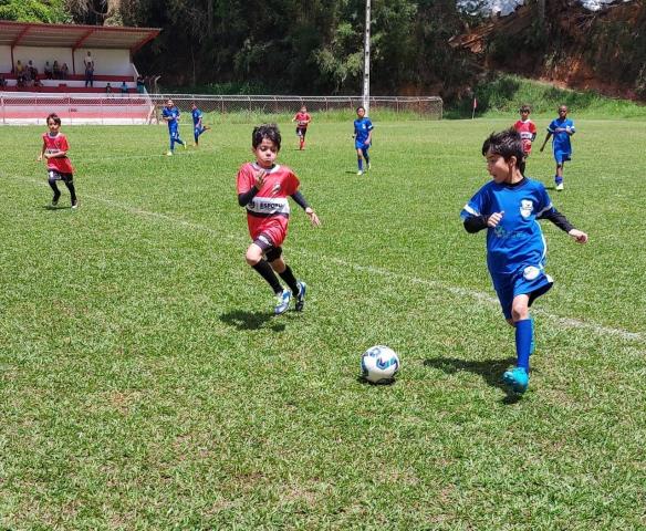 A bola rola no Calcário de Futebol Sub-9