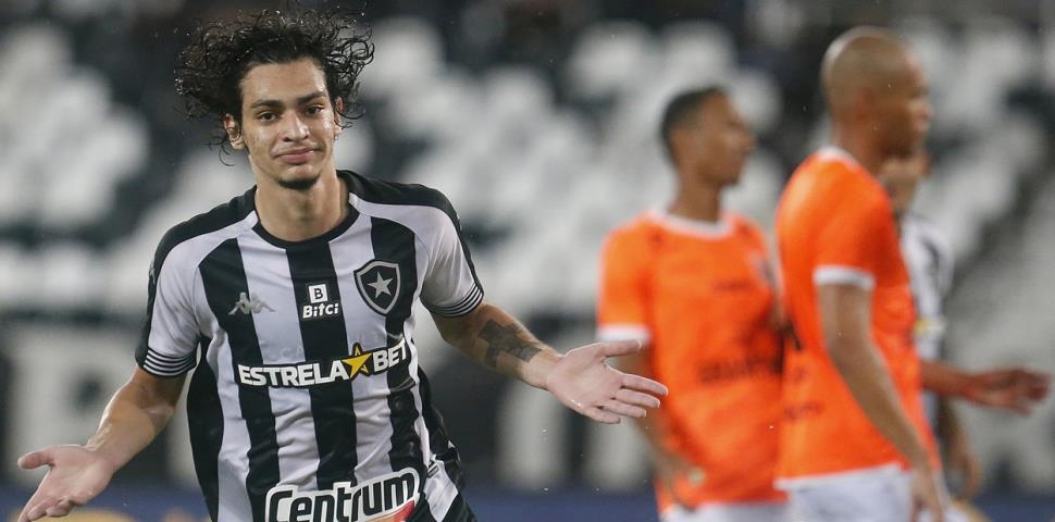 Matheus Nascimento brilha e Botafogo reassume a ponta