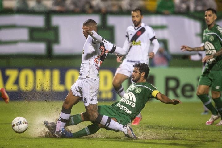 Com chuva e apagões, Vasco empata em Chapecó (SC)