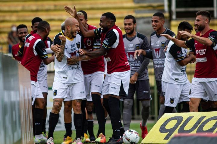 Voltaço goleia e dorme na vice-liderança da Série C
