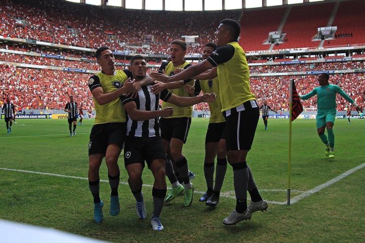 Vitória Alvinegra no clássico em Brasília