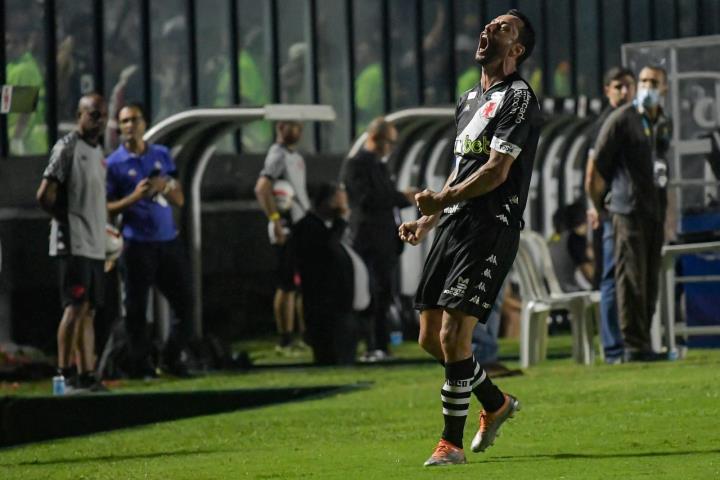 Vasco goleia e cola no líder Cruzeiro