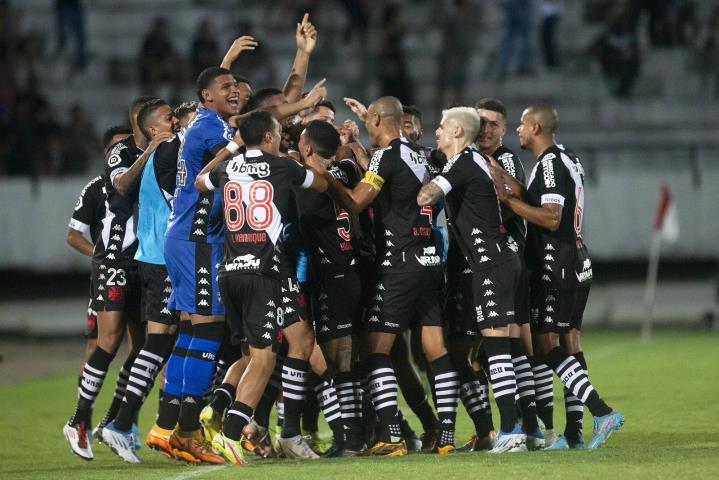 Vasco vence e segue invicto na Série B