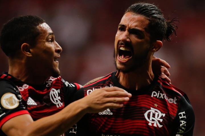 Flamengo bate o Coritiba em Brasília