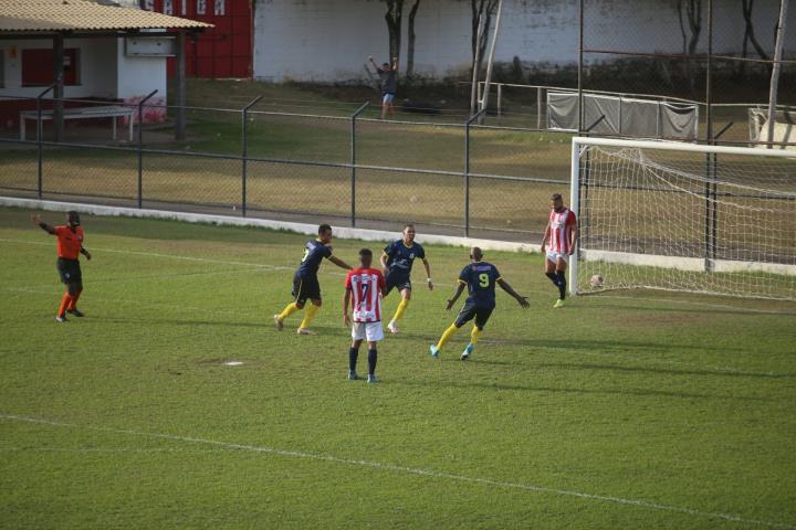 Macaé Esporte presenteia torcida com triunfo