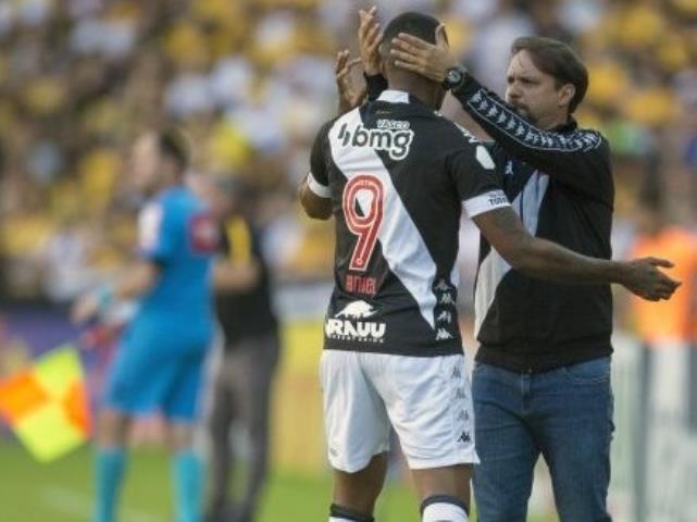 Vasco segue na caça ao líder