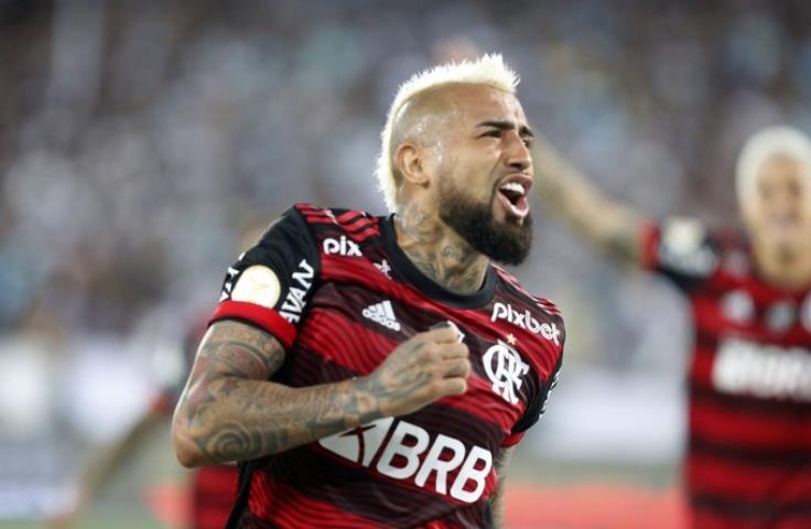 Vidal marca e Fla vence clássico