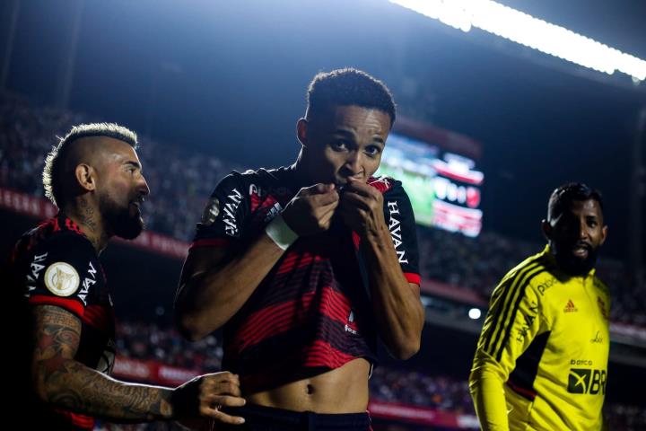 Flamengo vence no Morumbi e entra no G4