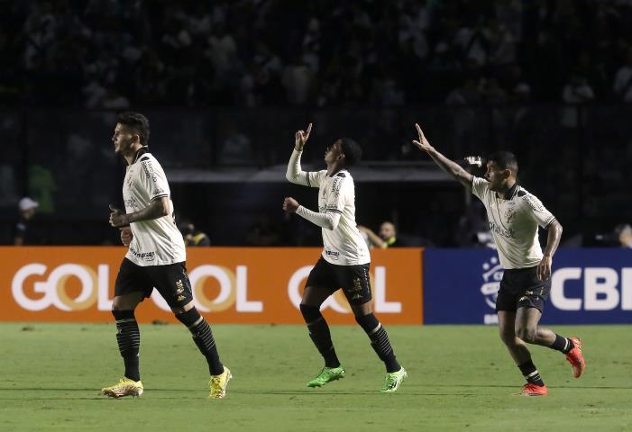 Vasco goleia e segue no G4 da Série B do Brasileiro