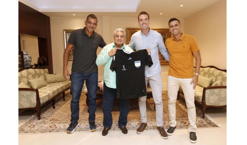 Rodrigo Correa presenteia Rubens Lopes com camisa da Copa