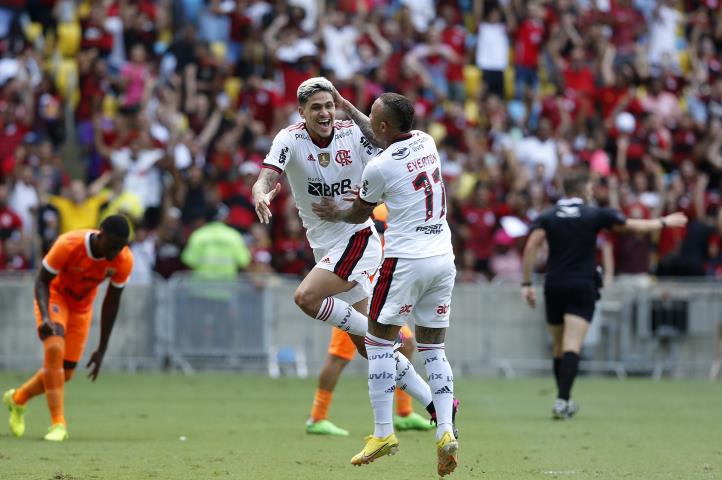 Fla goleia e dispara na ponta da Taça Guanabara