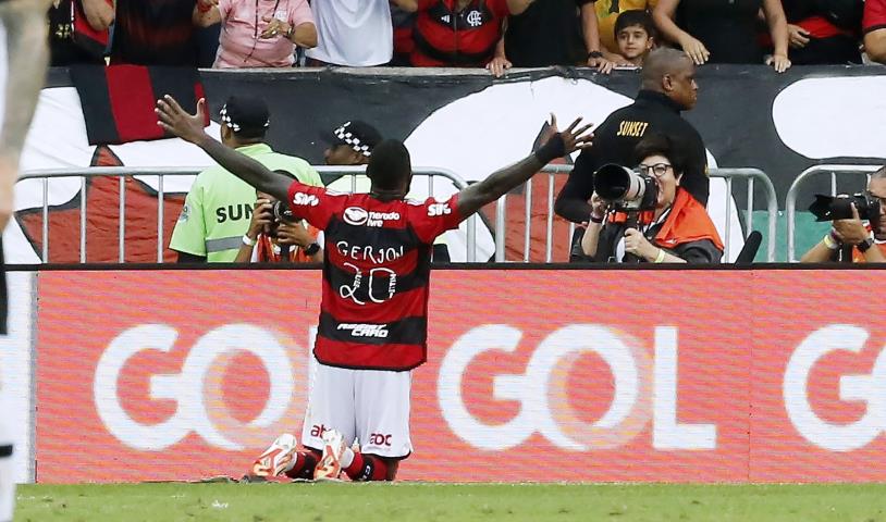 Fla vence o Vasco e segue na caça ao líder