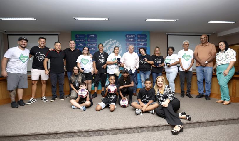 FERJ leva crianças e adolescentes ao Maracanã e à sede da entidade