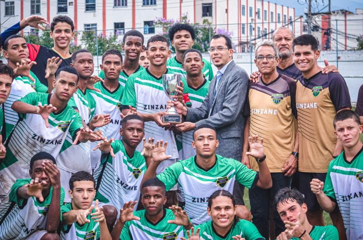 Zinzane recebe a Taça Waldir Amaral Sub-17