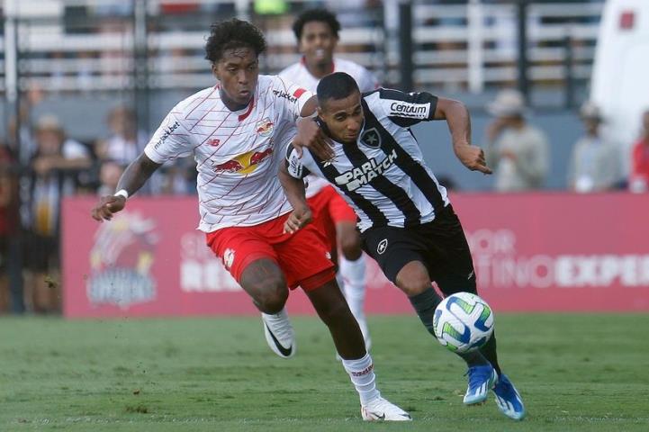 Botafogo volta a pontuar e segue na briga pelo título