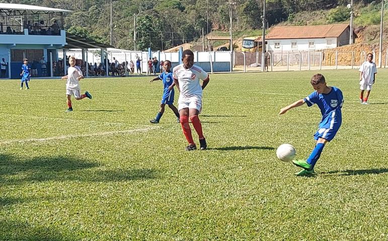 Calcário Sub-9 movimenta o futebol de base regional