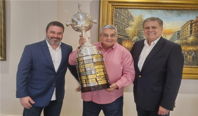 Troféu da Libertadores, conquistada pelo Flu, na sede da FERJ