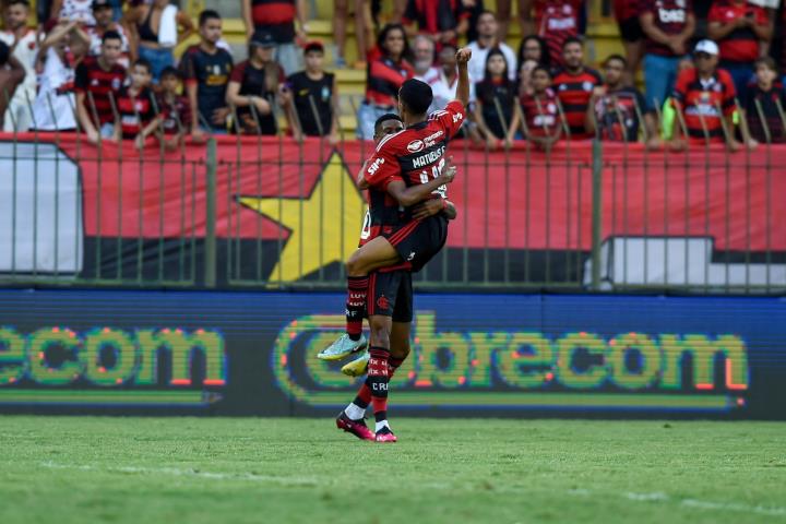 Flamengo ganha de novo e dispara na liderança