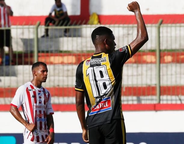 Lelê comanda a goleada do Voltaço na volta ao G4