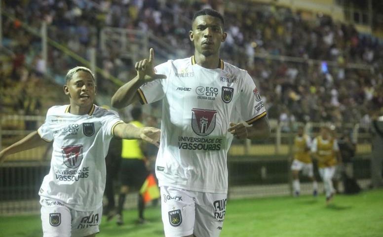 Lelê marca de novo e Voltaço bate o Fluminense