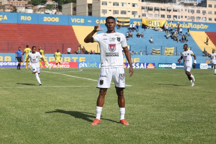 Lelê marca hat-trick, Voltaço goleia e fica perto da vaga