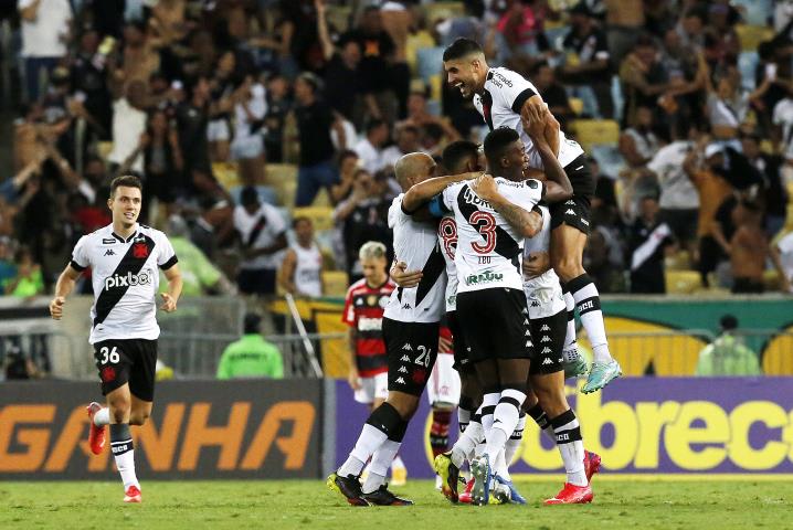 Vasco vence o Flamengo e fica perto da vaga