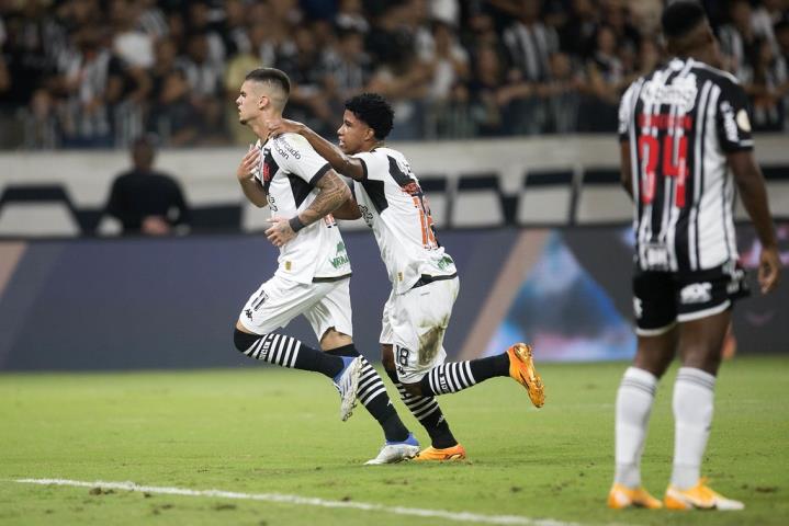 Vasco reestreia com vitória sobre o Galo no retorno à Série A