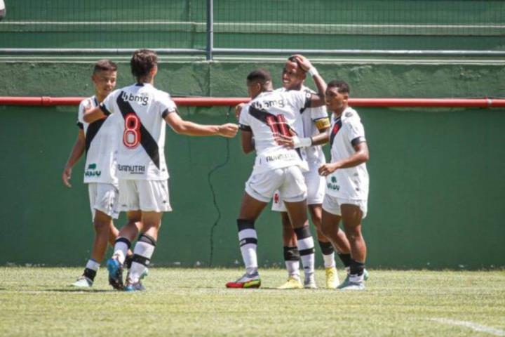 Vasco goleia e segue 100% no Carioca Sub 20