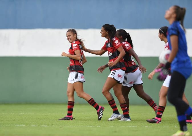 Rubro-Negras superam o Vasco e ficam perto do título da Copa Rio