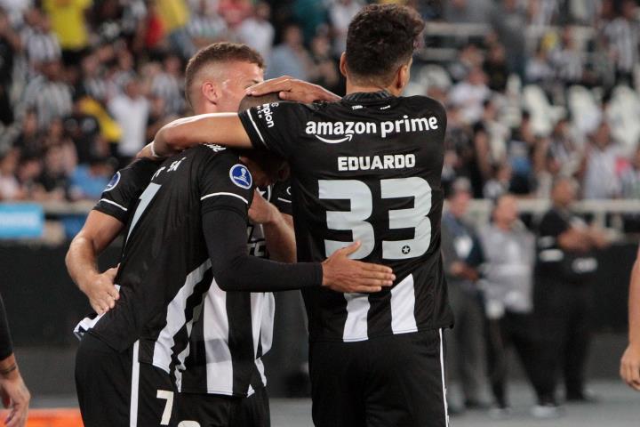 Botafogo goleia time de Loco Abreu na Sul-Americana