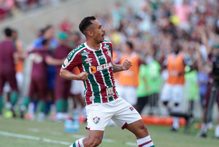 Em boa fase, Flu vence mais uma e fica na ponta do Brasileirão