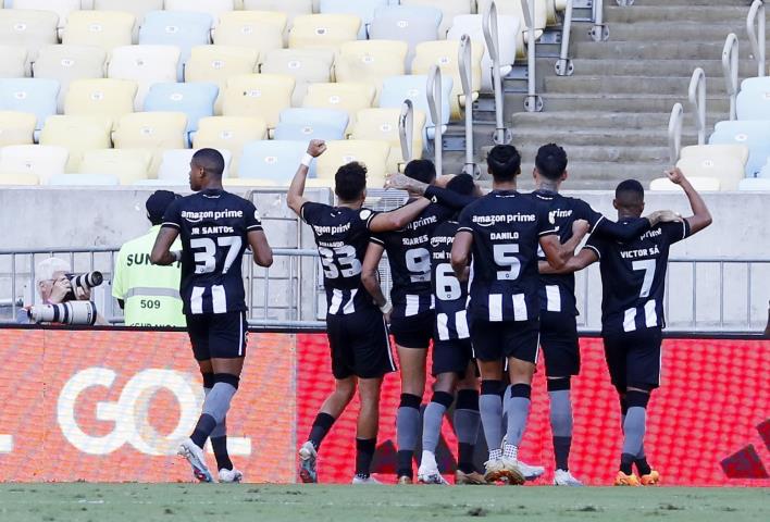 Botafogo vence clássico e se isola na liderança do Brasileirão