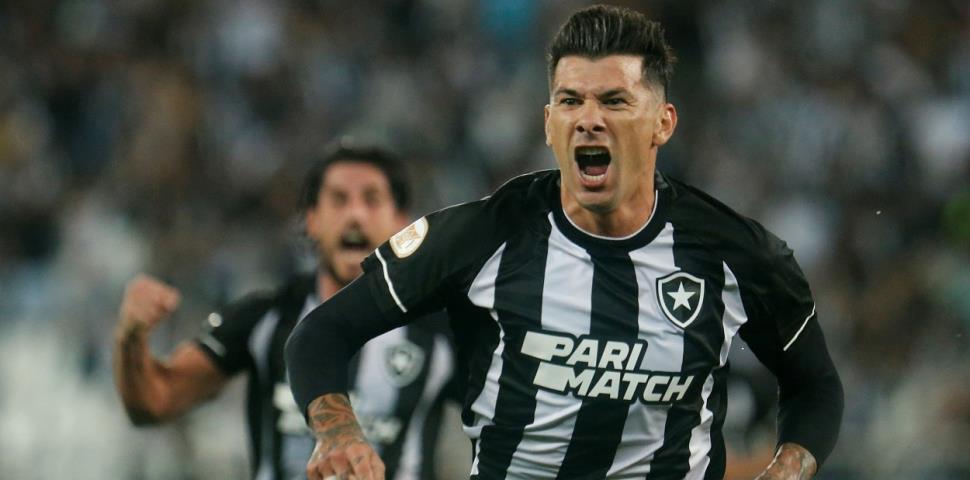 Cuesta dá vitória no clássico e mantém Botafogo na liderança