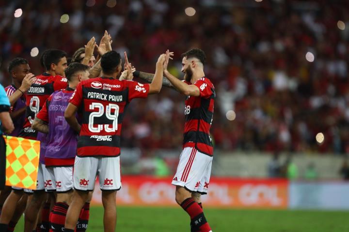 Gol no fim decreta vitória do Fla sobre o Corinthians