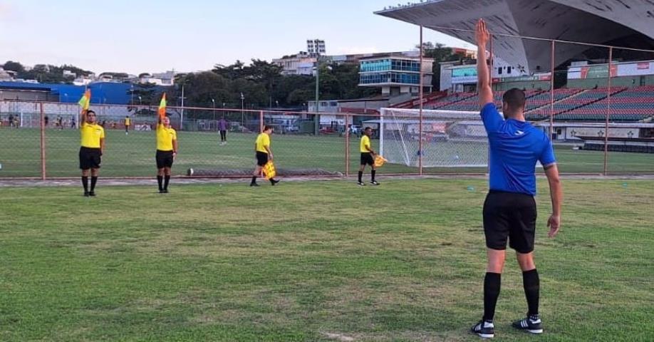 Árbitros e assistentes do módulo profissional fazem trabalho de campo