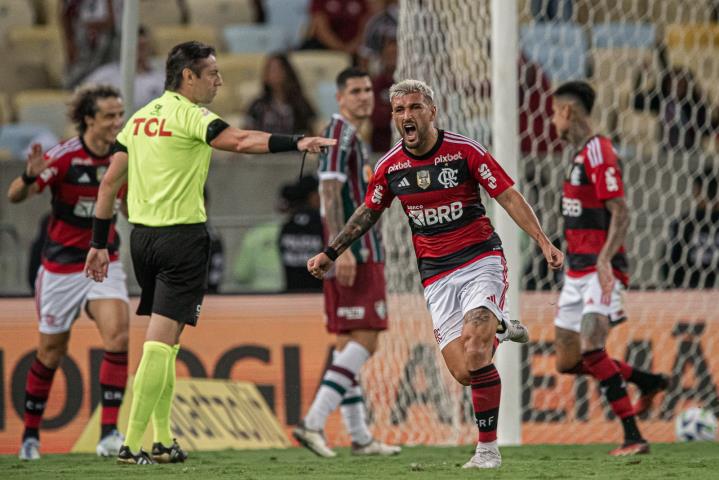 Flamengo vence e avança na Copa do Brasil