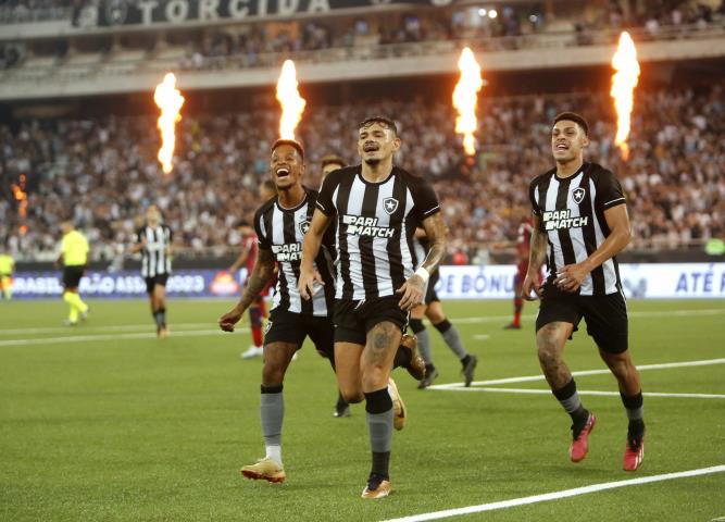 Tiquinho decide e Botafogo segue líder